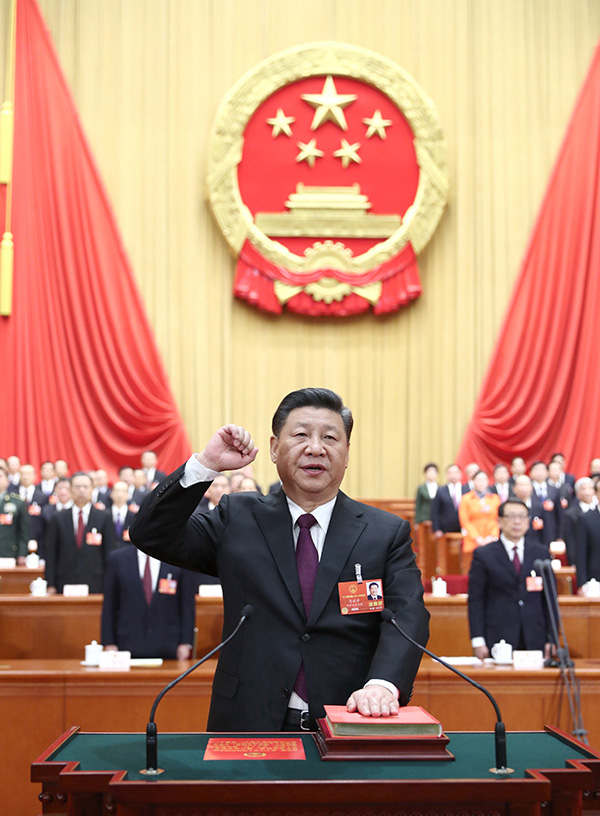3月17日,十三届全国人大一次会议在北京人民大会堂举行第五次全体会议。习近平当选中华人民共和国主席、中华人民共和国中央军事委员会主席。这是习近平进行宪法宣誓。